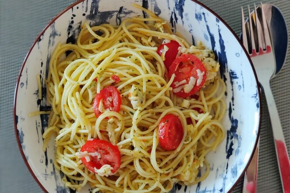 Spaghettisalat mit Knoblauch und Käse