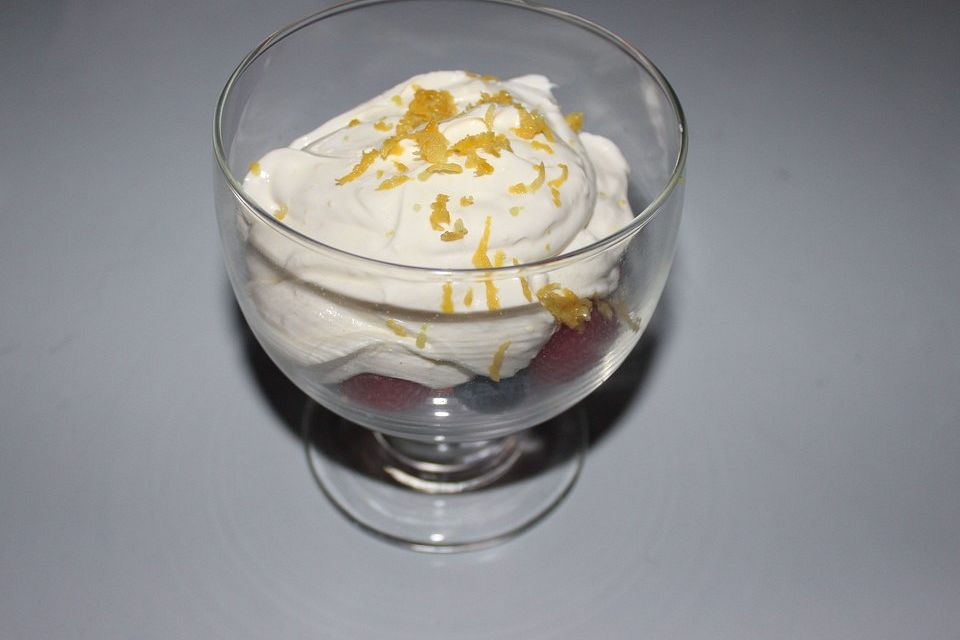 Zitronen - Mascarpone - Creme auf Waldbeeren