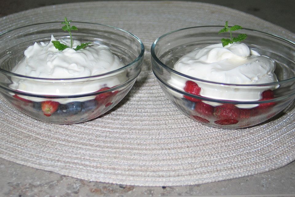 Zitronen - Mascarpone - Creme auf Waldbeeren