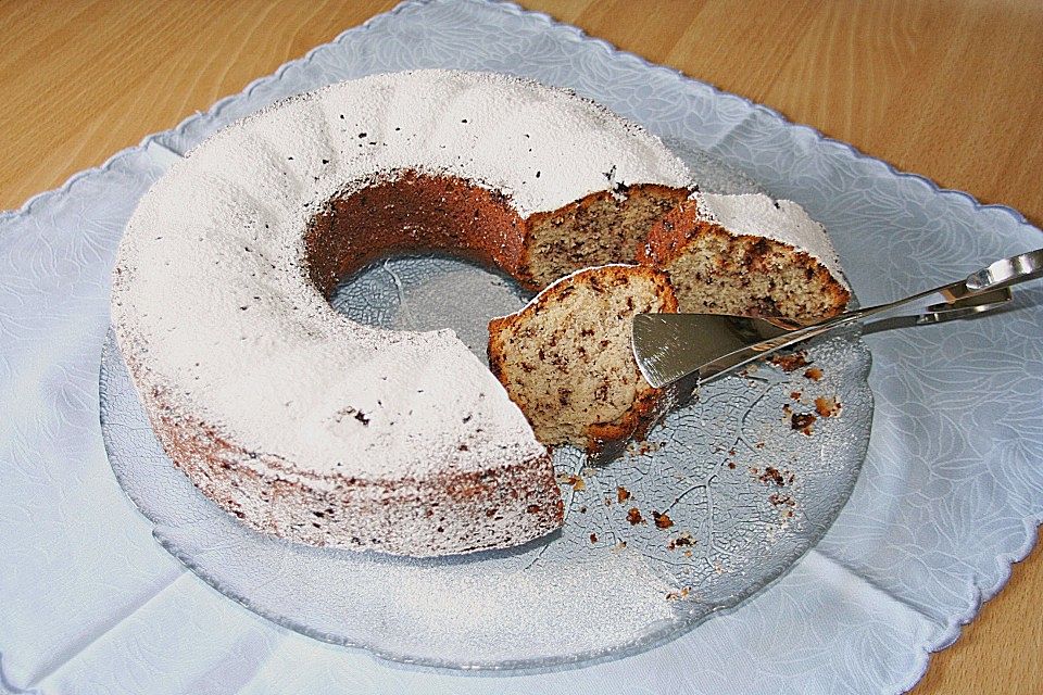 Überraschungseier - Kuchen mit Haselnüssen