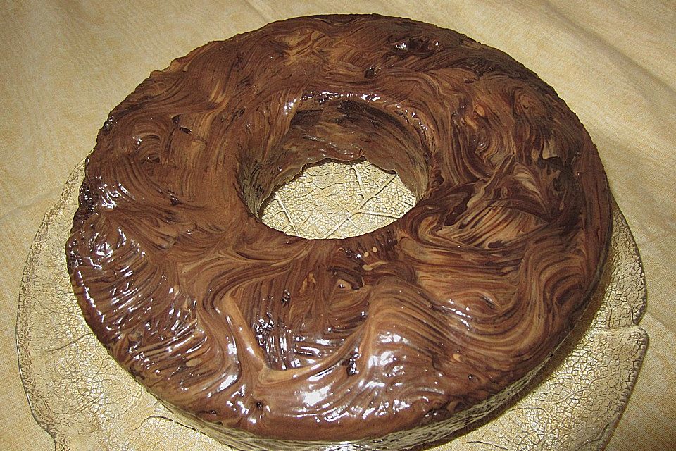 Überraschungseier - Kuchen mit Haselnüssen