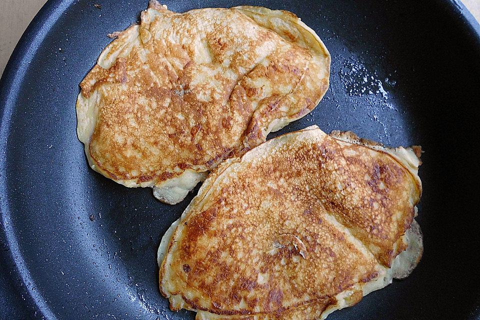 Hefepfannkuchen mit Sauerkirschen