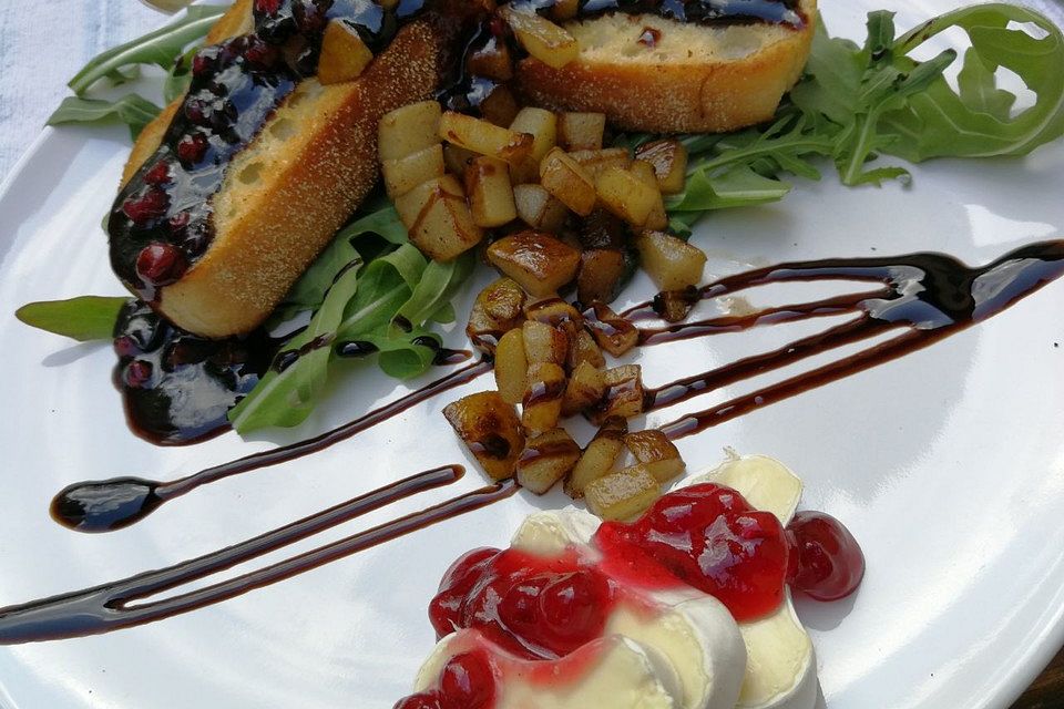 Rucola mit gebratenen Birnen und Preiselbeer - Dressing