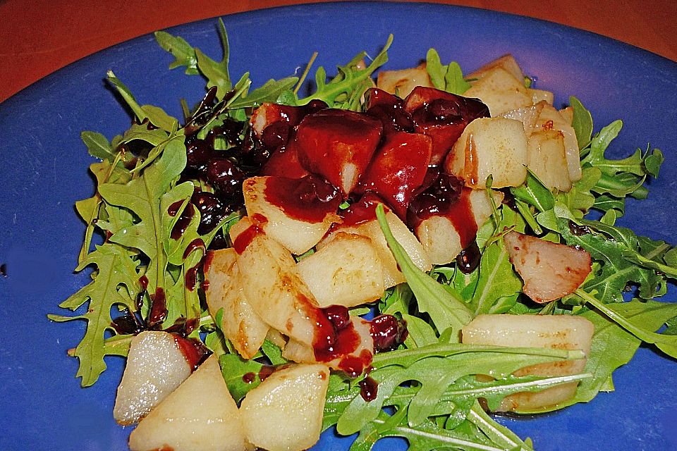 Rucola mit gebratenen Birnen und Preiselbeer - Dressing