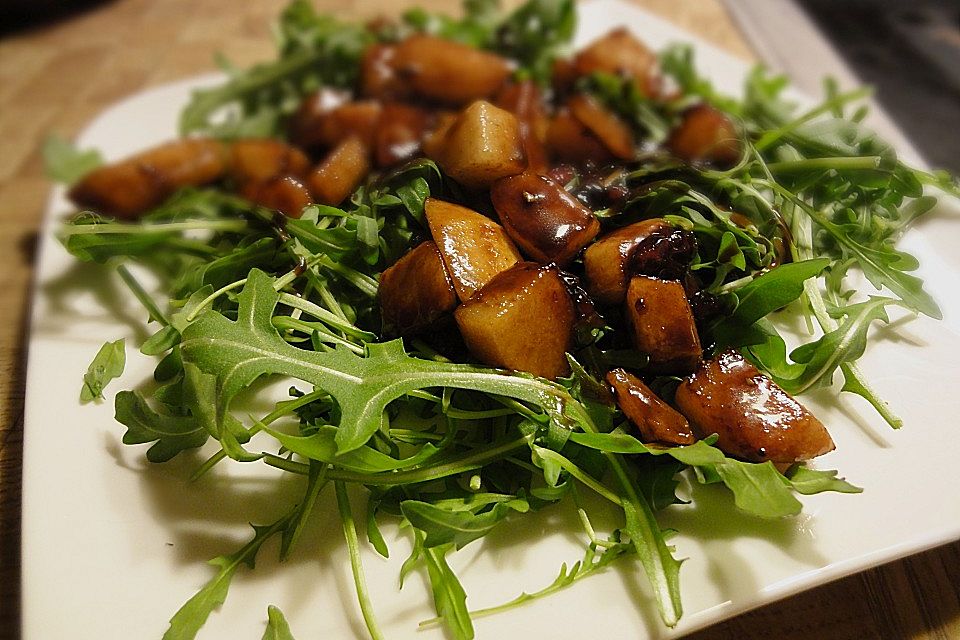 Rucola mit gebratenen Birnen und Preiselbeer - Dressing