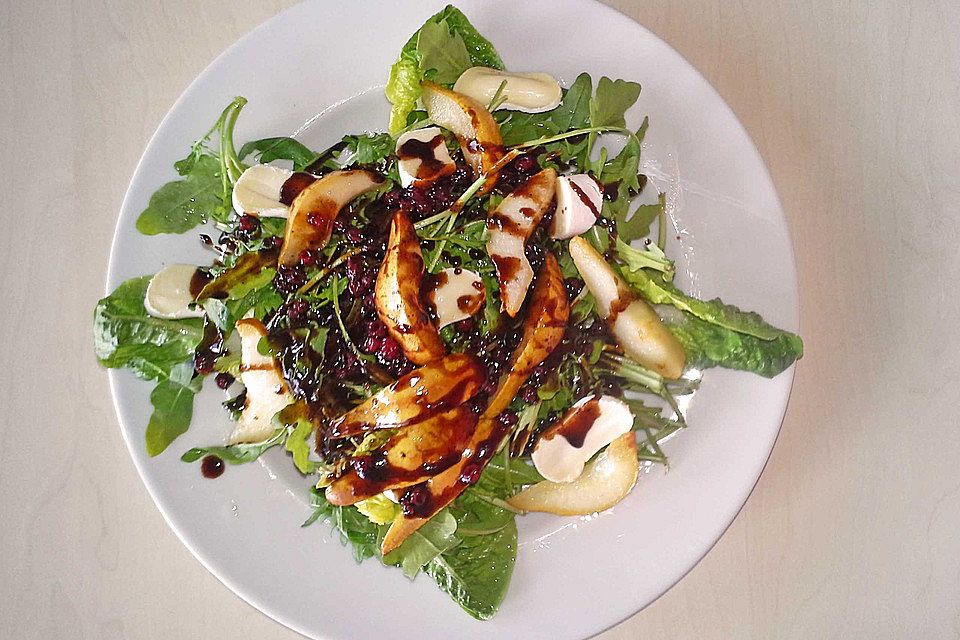 Rucola mit gebratenen Birnen und Preiselbeer - Dressing