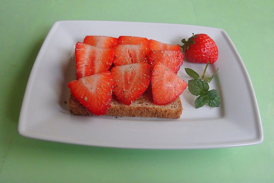 Erdbeertoast mit Honig