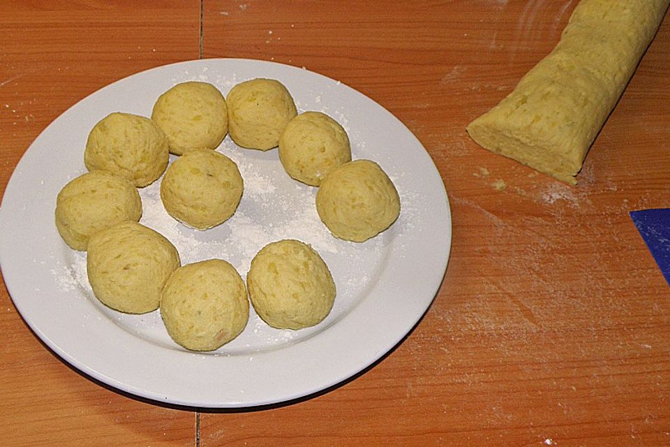 Einfache Kartoffelknödel nach Omas Rezept