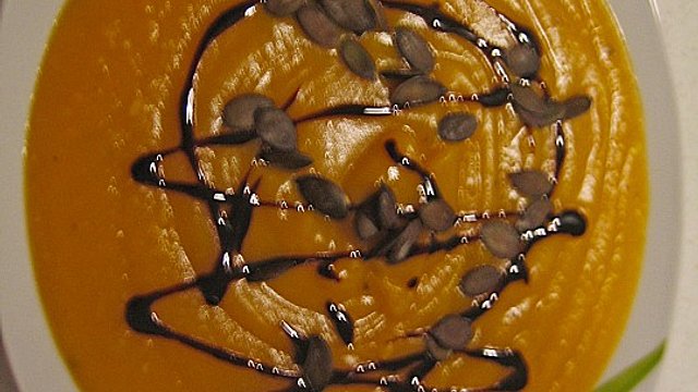 kürbissuppe schwarze soße