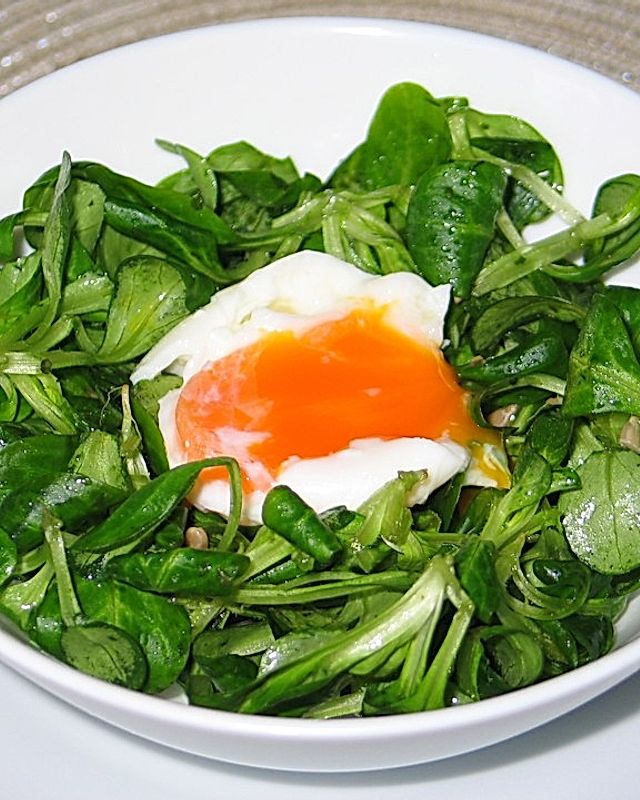 Feldsalat mit weich gekochtem Ei