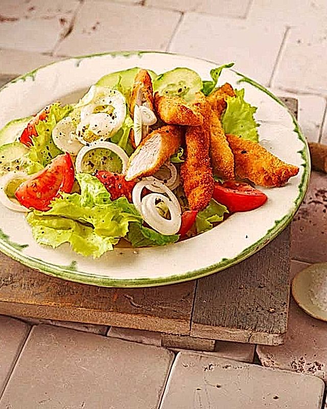 Schnitzelstreifen auf gemischtem Salat