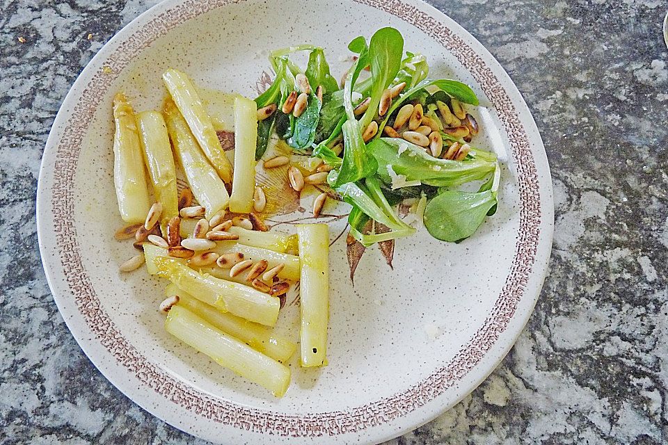 Spargel an karamellisierter Orangensauce und Feldsalat