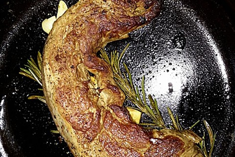 Schweinefilet Niedrigtemperatur überkrustet mit Käsepaste