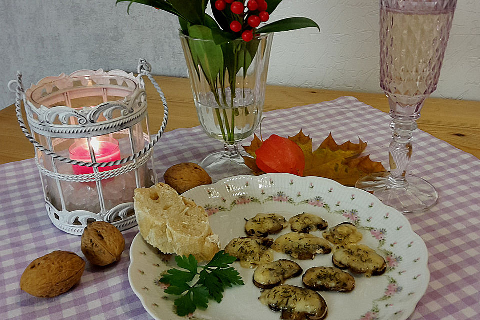 Überbackene Champignonscheiben mit Mozzarella und Thymian