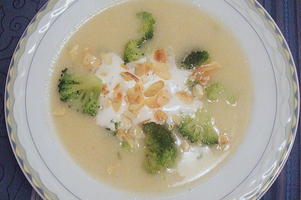 Blumenkohlsuppe mit Croutons Blumenkohlsuppe mit Croutons