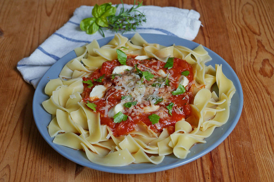 Nudeln mit Tomate - Mozzarella Soße