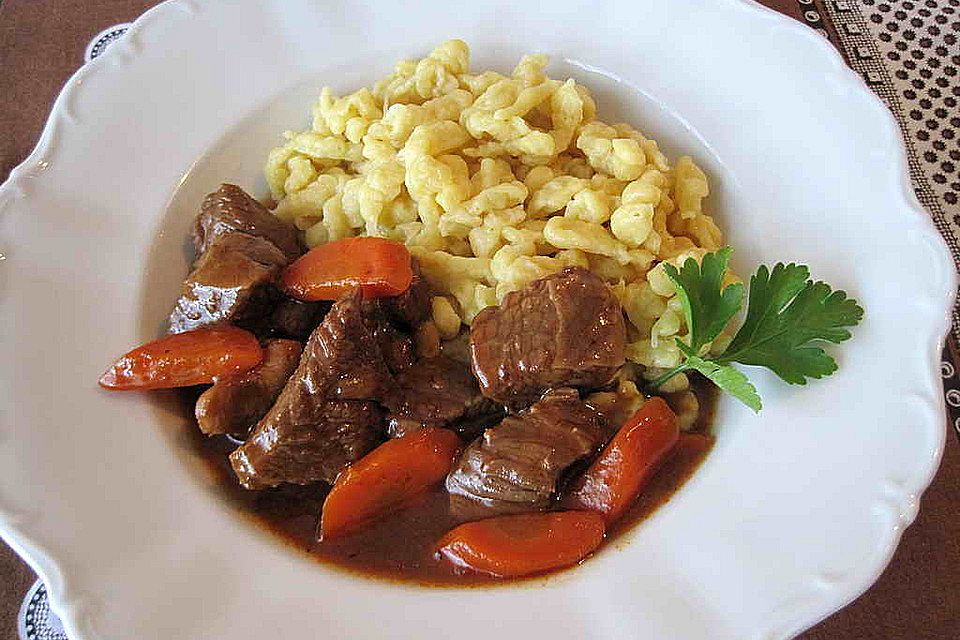 Gulasch vom Schwein mit Möhren und Weißwein