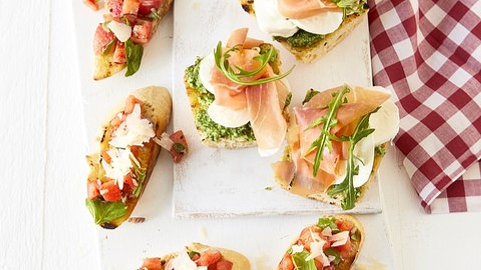 Crostini mit Rucolapesto, Prosciutto und Büffelmozzarella von gcook
