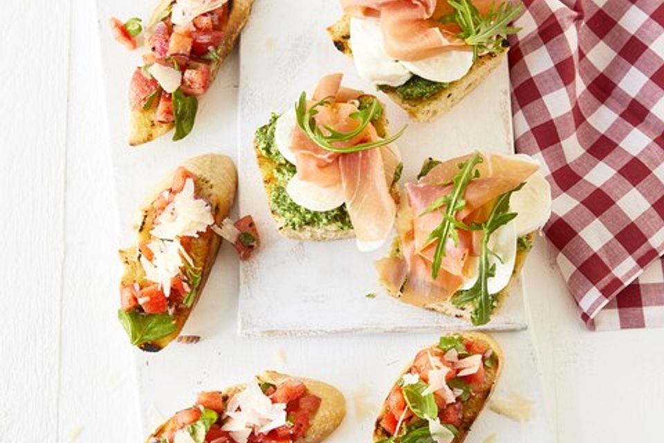 Crostini mit Rucolapesto, Prosciutto und Büffelmozzarella