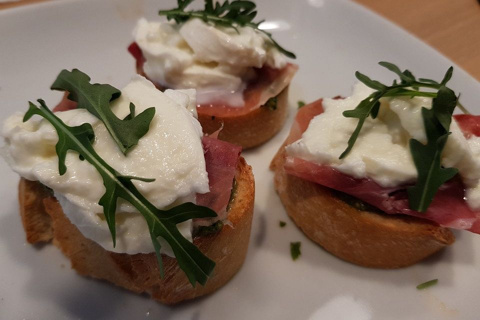 Crostini mit Rucolapesto, Prosciutto und Büffelmozzarella