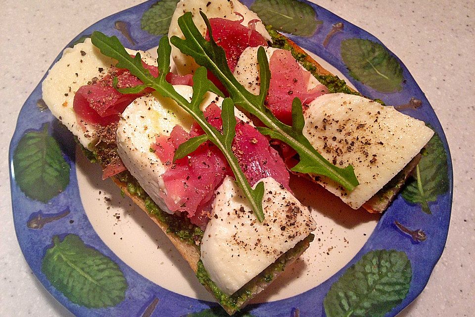 Crostini mit Rucolapesto, Prosciutto und Büffelmozzarella