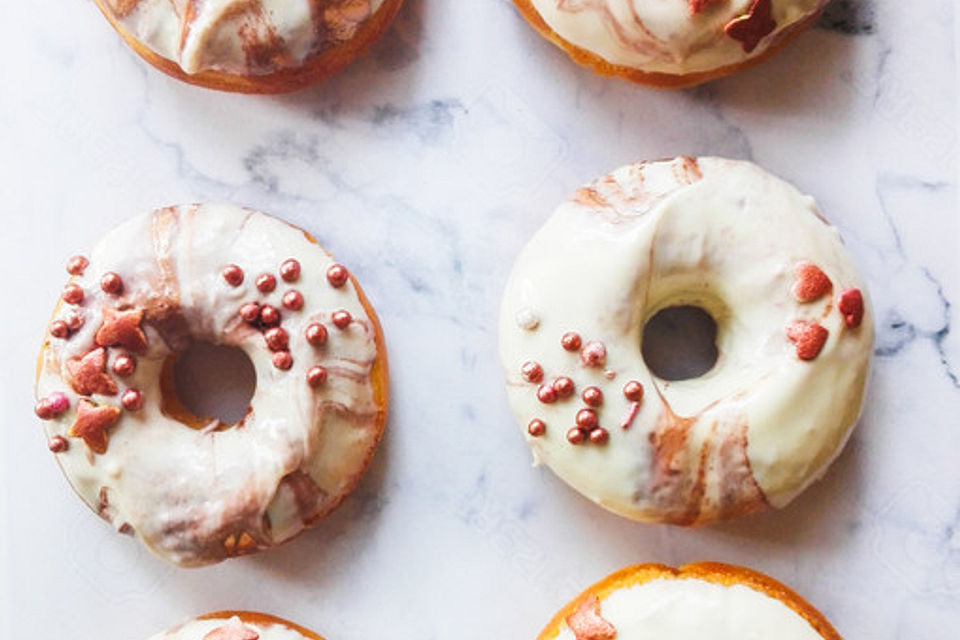 Donuts für die Backform mit Himbeerguss