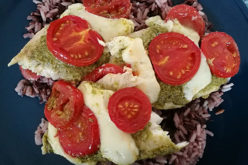 Überbackener Pangasius mit Pesto und Mozzarella