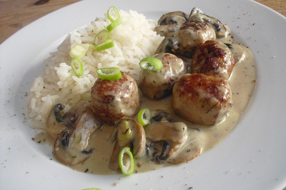 Reispfanne mit Champignons und grober Bratwurst