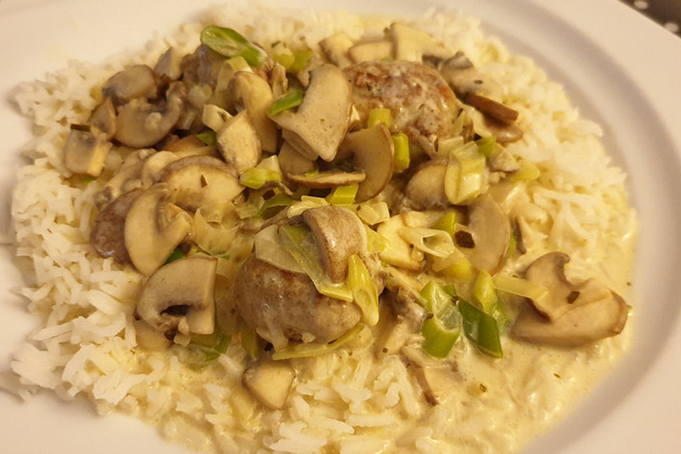 Reispfanne mit Champignons und grober Bratwurst