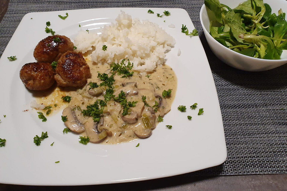 Reispfanne mit Champignons und grober Bratwurst