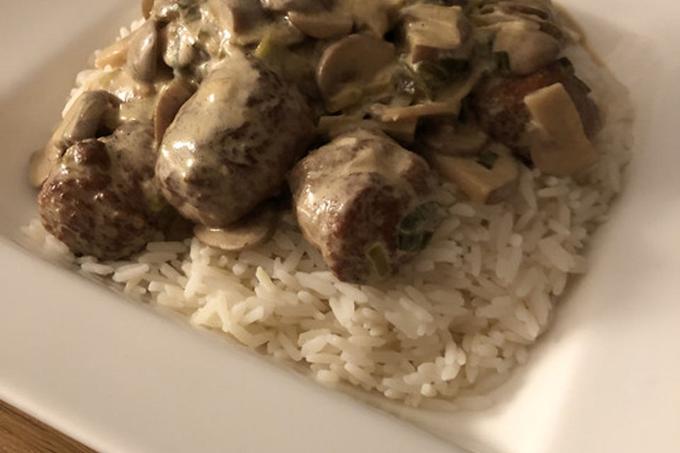 Reispfanne mit Champignons und grober Bratwurst