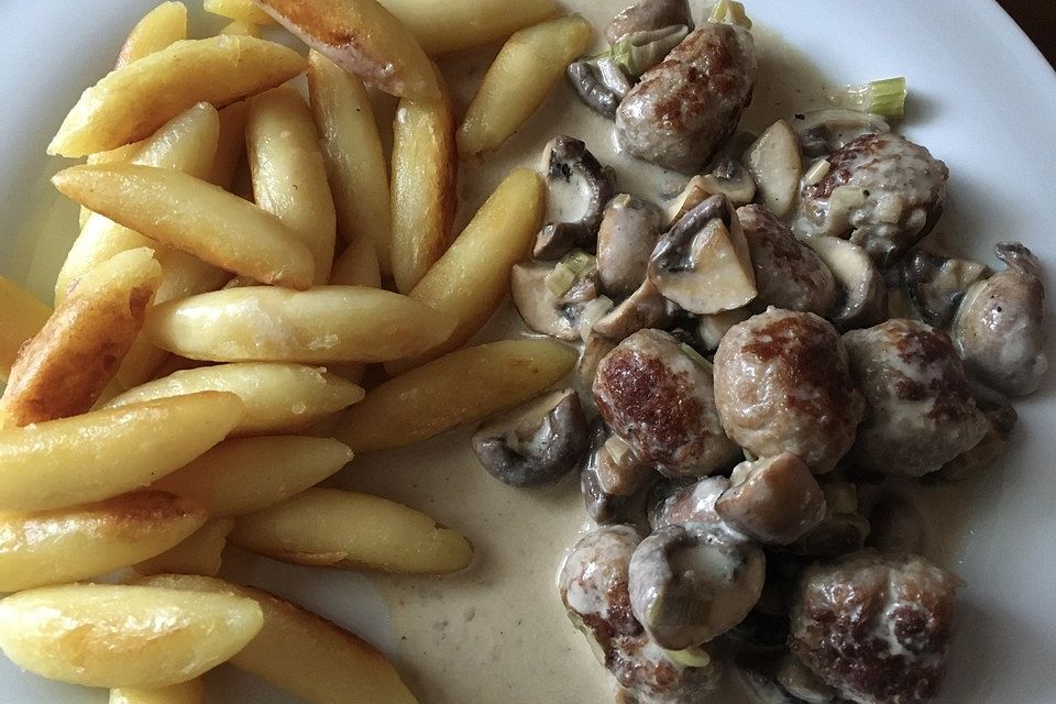 Reispfanne mit Champignons und grober Bratwurst