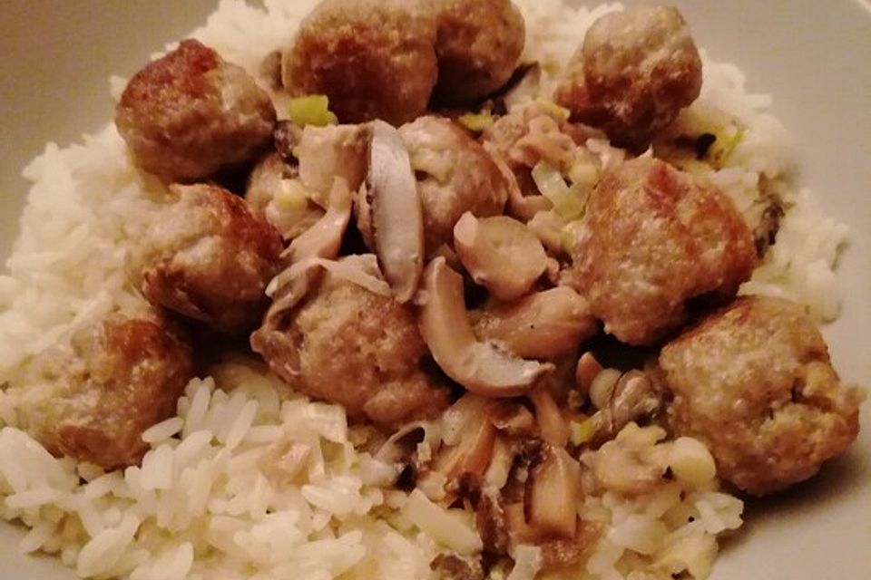 Reispfanne mit Champignons und grober Bratwurst