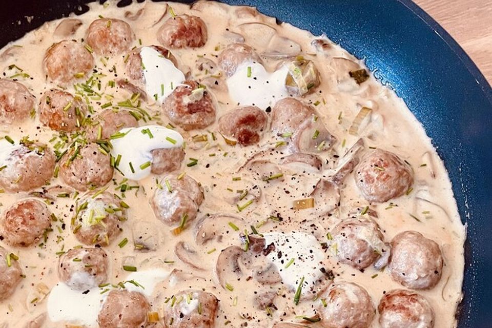 Reispfanne mit Champignons und grober Bratwurst