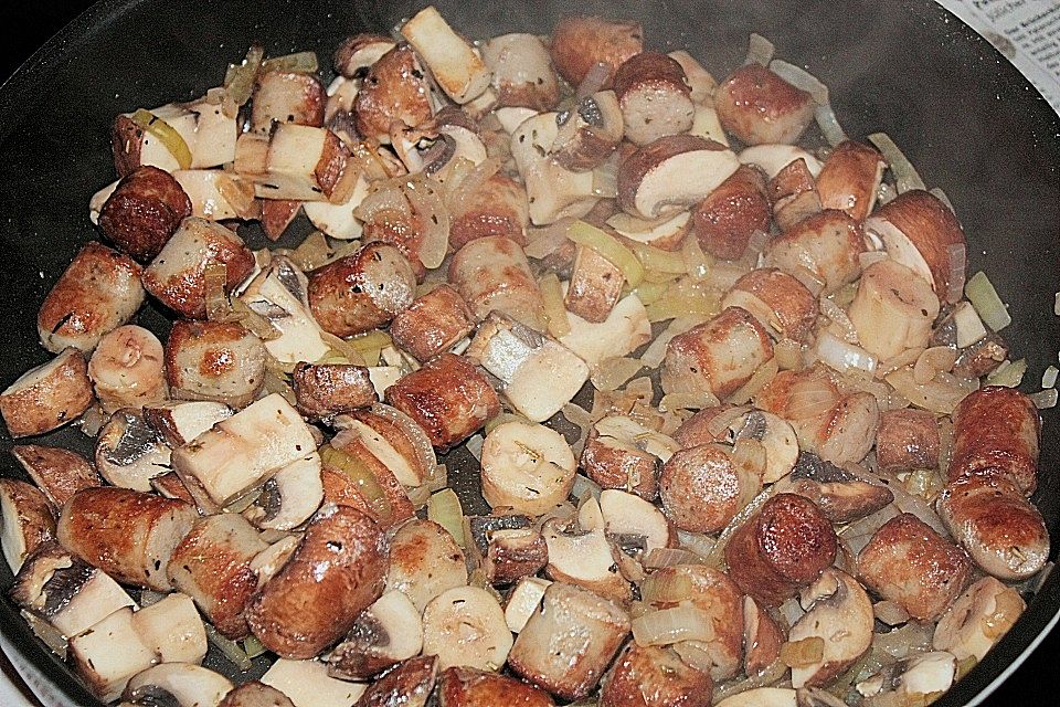 Reispfanne mit Champignons und grober Bratwurst