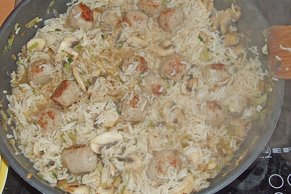 Reispfanne mit Champignons und grober Bratwurst