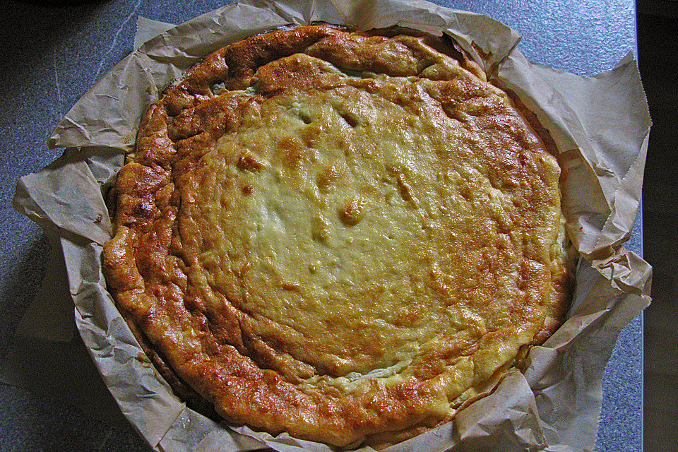 Quarkkuchen mit Obst (z.B. Kirschen und Pfirsiche) vom Blech