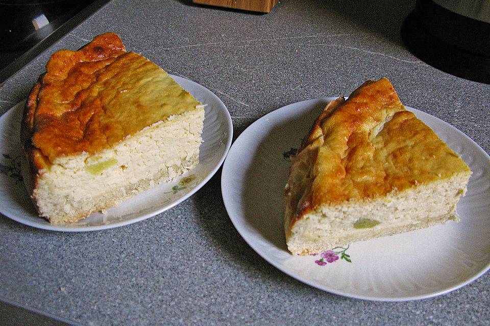 Quarkkuchen mit Obst (z.B. Kirschen und Pfirsiche) vom Blech