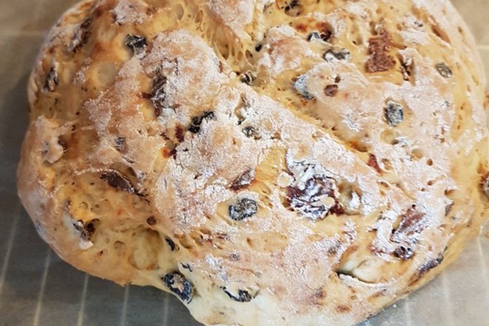 Brot mit Oliven und getrockneten Tomaten