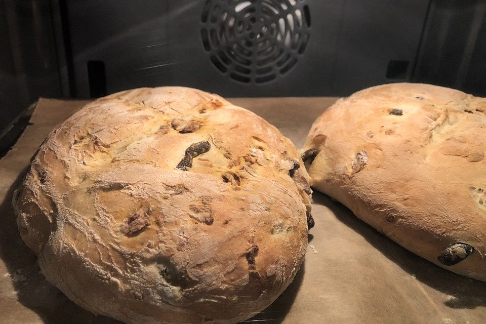 Brot mit Oliven und getrockneten Tomaten