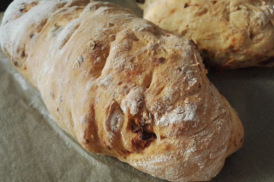 Brot mit Oliven und getrockneten Tomaten