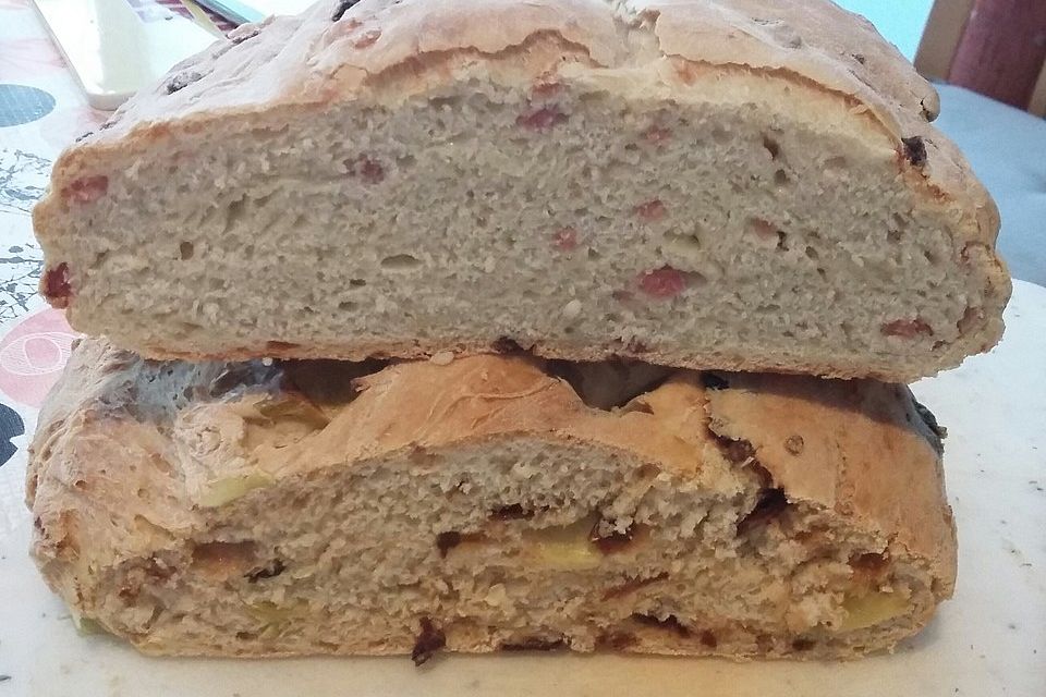 Brot mit Oliven und getrockneten Tomaten