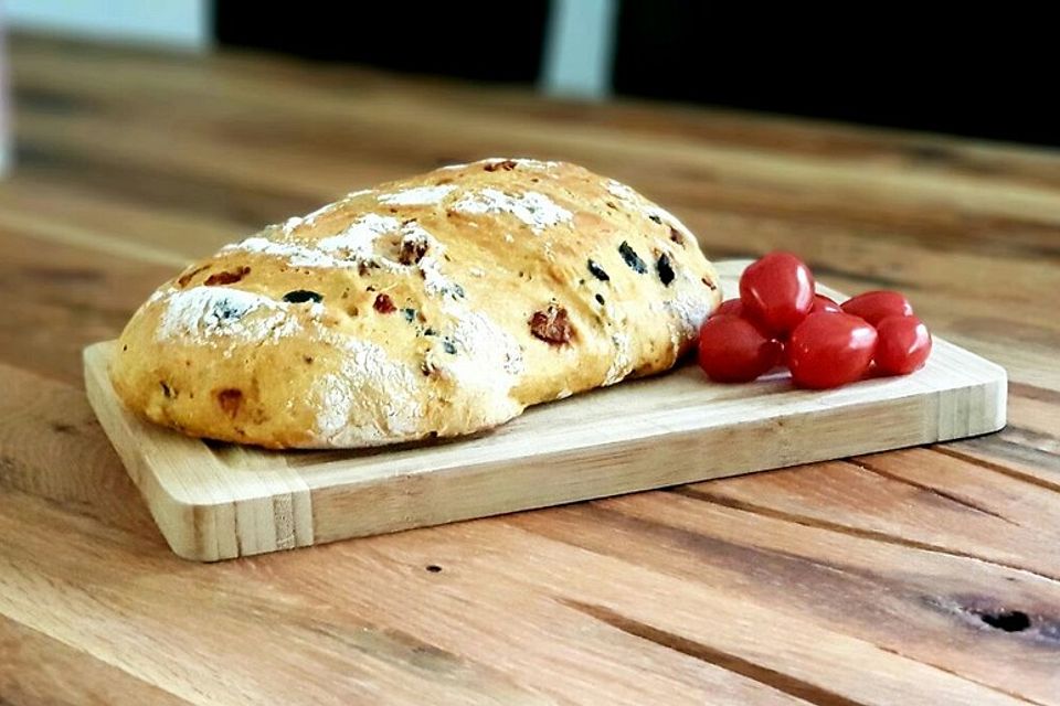 Brot mit Oliven und getrockneten Tomaten