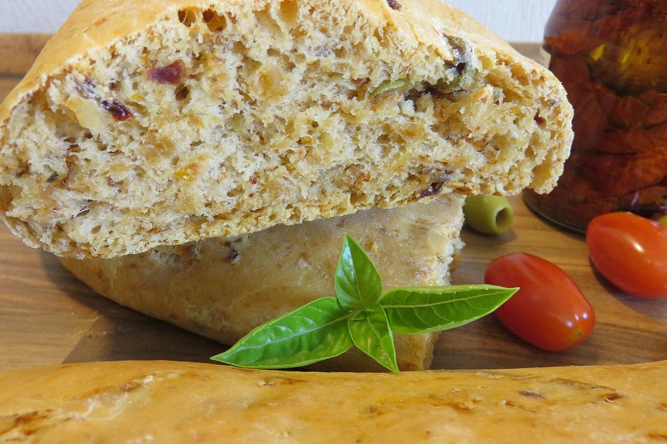 Brot mit Oliven und getrockneten Tomaten