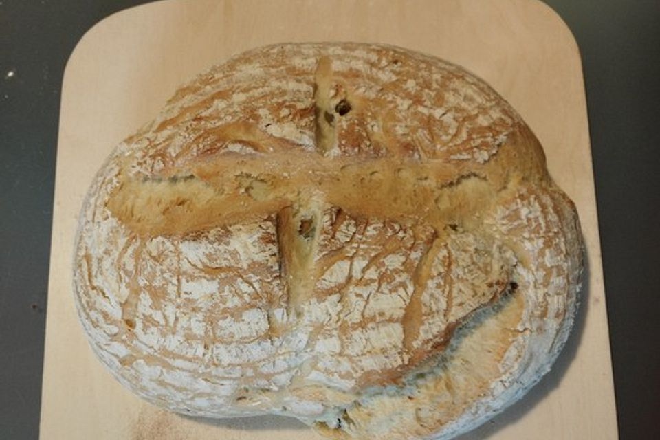 Brot mit Oliven und getrockneten Tomaten