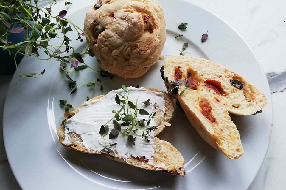 Brot mit Oliven und getrockneten Tomaten