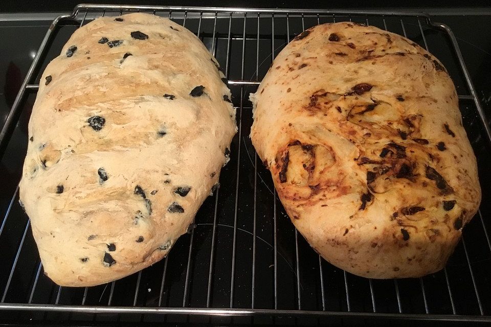 Brot mit Oliven und getrockneten Tomaten