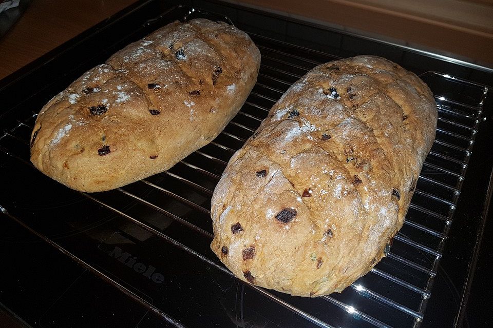 Brot mit Oliven und getrockneten Tomaten