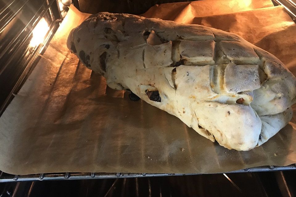 Brot mit Oliven und getrockneten Tomaten