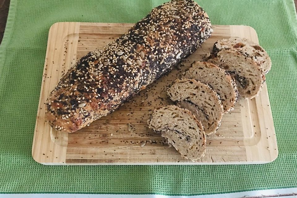 Brot mit Oliven und getrockneten Tomaten